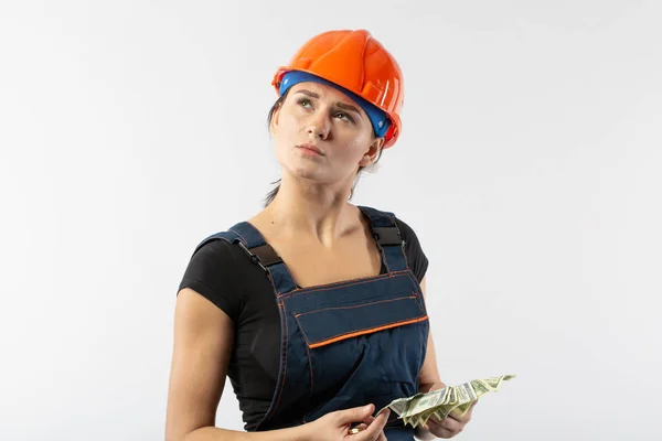 Joven Ingeniera Arquitecta Con Casco Sosteniendo Billetes Dólares Salario Pensamiento — Foto de Stock