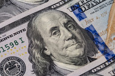 Makro atışı 100 dolar. Dolar Kapanışı Konsepti. Amerikan Doları Nakit Para. Yüz Dolarlık banknotlar. Yüz dolar mı? Benjamin Franklin 'in portresi.