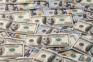 Amerikan kağıt yüz dolarlık fatura yığını dünya finans sisteminin bir öğe olarak. Yeni ve eski banknotlar