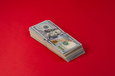 Yüz dolarlık banknotlar üzerinde Casino kırmızı backgraund yığını