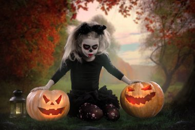 Dracula child.little kız halloween makyajlı. şeytan boynuzu ve kabak ile görüntü
