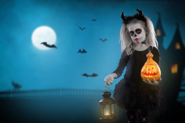 Dracula child.little kız halloween makyajlı. şeytan boynuzu ve kabak ile görüntü