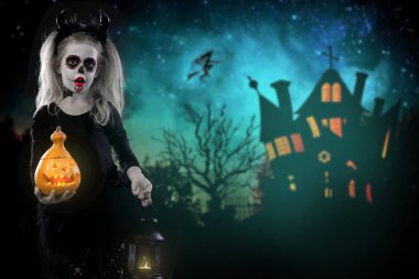 Dracula child.little kız halloween makyajlı. şeytan boynuzu ve kabak ile görüntü