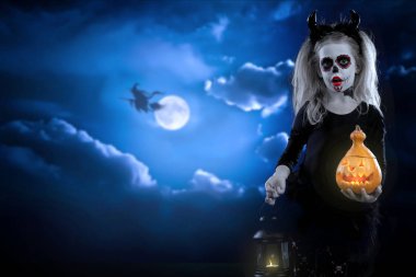 Dracula child.little kız halloween makyajlı. şeytan boynuzu ve kabak ile görüntü