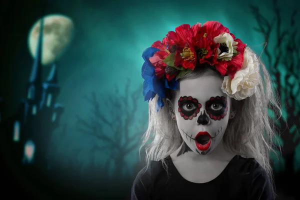 Retrato Una Niña Maquillada Con Una Corona Halloween Con Flores — Foto de Stock