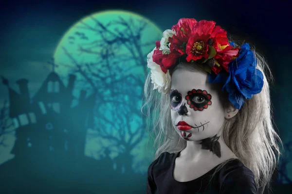 Porträtt Liten Flicka Make Till Halloween Kransar Med Röda Blommor — Stockfoto