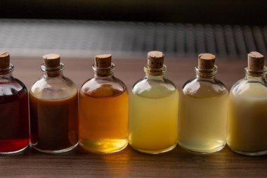 cam kavanoz ahşap arka plan üzerinde renkli sıvı ile