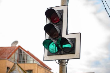 Sağ ok ile trafik ışıkları. Yeşil trafik ışığı