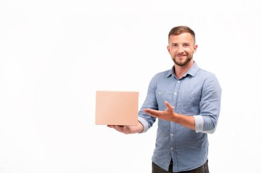 casual genç adam beyaz bir arka plan üzerinde izole bir kutu holding