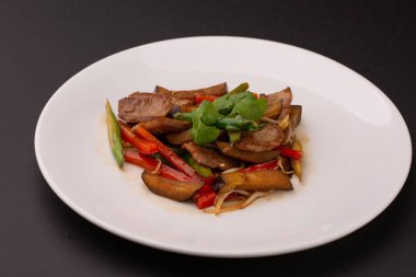 Kavrulmuş et ve ızgara sebze salatası