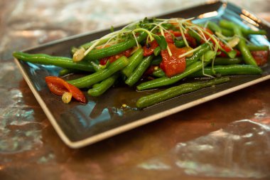 meze ızgara sebze. biber kuşkonmaz. restoranda yemekler sunan