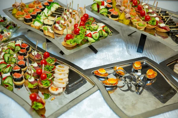 Étkezőasztal Készlet Szolgáltatás Különböző Snack Asztalon Bankett Hideg Rágcsálnivalók Canape — Stock Fotó