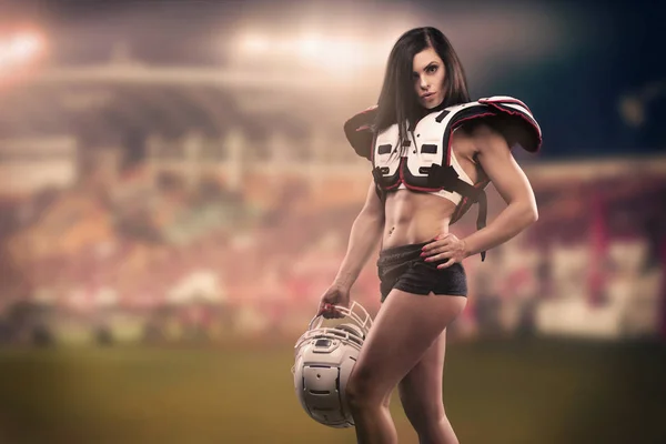 田径女子在体育场打扮成美国足球运动员 真正的制服 — 图库照片