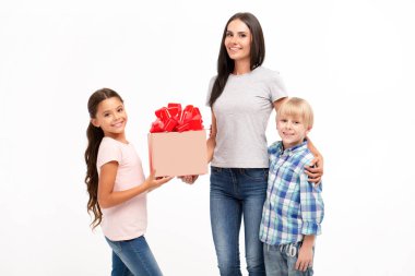Aile zevkler, Anne, oğlu ve kızı beyaz bir arka plan üzerinde izole. kutusunu yazıt için bir yer. Aile değişimleri hediyeler