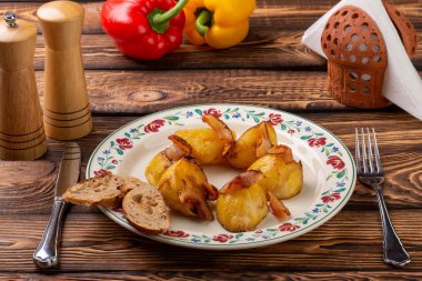 ahşap masa pastırma fırında patates. Geleneksel Ukrayna mutfağı