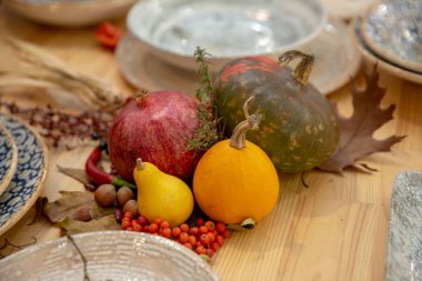 Kabaklar ve Garnet natürmort. dekorasyon ahşap arka plan üzerinde restoran için