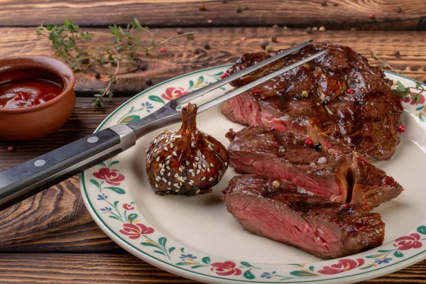 Čerstvé Grilované Maso Grilovaný Hovězí Steak Středně Propečený Karamelizovaným Česnekem — Stock fotografie