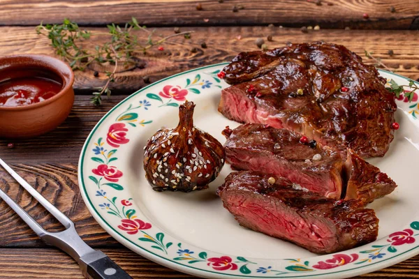 Čerstvé Grilované Maso Grilovaný Hovězí Steak Středně Propečený Karamelizovaným Česnekem — Stock fotografie