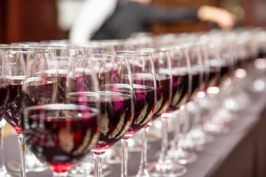 Kırmızı gözlük şarap birçok satır. Sığ derinlik-in tarla.