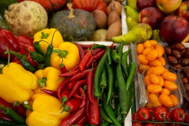 Meyve ve sebze bir çiftçi pazarda