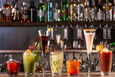 Alkol barı, bar tezgahında kokteyl bardağı, bir barda kokteyl bardağı, kokteyl içmek, arka planda taze bir içecek.