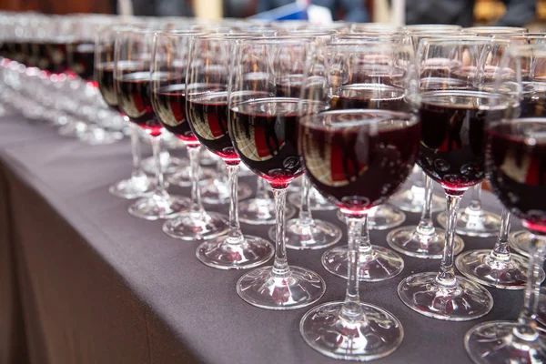 Linhas Copos Vinho Tinto Para Festa Casamento Bebida Boas Vindas — Fotografia de Stock