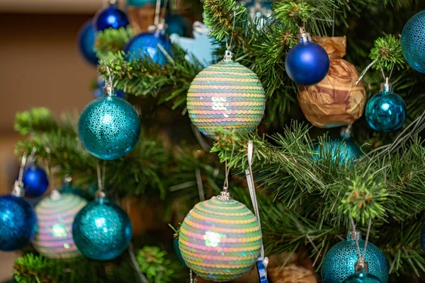 Árbol Navidad Con Juguetes Azules Blancos Interior Tarjeta Navidad Con — Foto de Stock