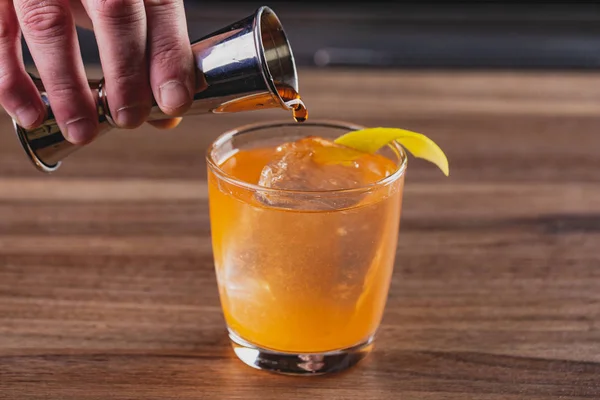 Μπάρμαν μπάρμαν με κοκτέιλ προετοιμασία πορτοκάλι κοκτέιλ στο μπαρ. αλκοολούχα ποτά — Φωτογραφία Αρχείου