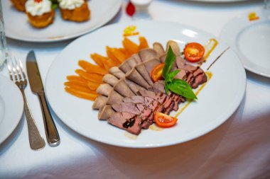 Beyaz tabak taze soğuk kesim