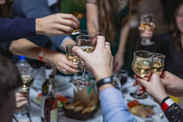 Lidé cinkání sklenic na večírku. oslava na událost — Stock fotografie