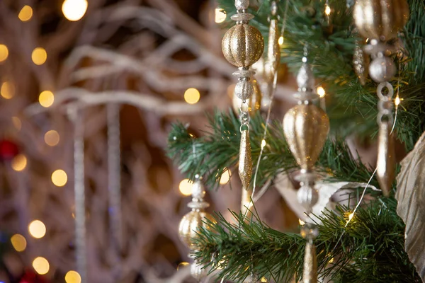 Año Nuevo 2019. Navidad hermosas luces bokeh sobre fondo dorado cálido. Luces desenfocadas sobre un fondo de árbol. Juguetes árbol de Navidad . — Foto de Stock