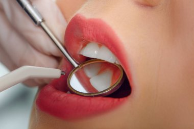 Genç erkek onun dişlerinin Close-up davranır