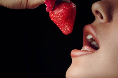 Kırmızı dudaklar çilek öpüşme seksi görüntüsü. Tutku ve arzu. Mükemmel cilt.