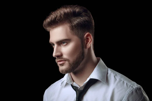 Retrato del hombre guapo en un estudio sobre un fondo oscuro — Foto de Stock