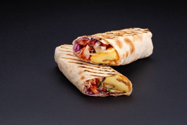 Vejetaryen Shawarma Pide içinde kesilir ve siyah bir yansıtıcı arka plan üzerinde yatıyor. Orta Doğu yemek ızgarada hazırlanan