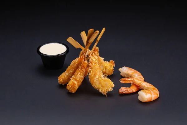 Kaplan karides meyilli içinde. Ebi tempura koyu arka plan üzerinde baharatlı sos ile. Kızarmış karides