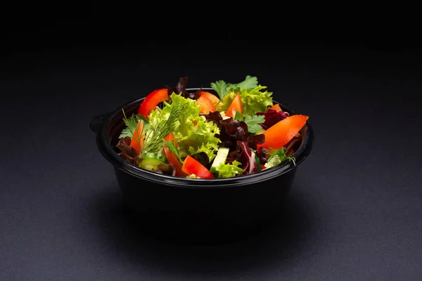 黒い背景にソースなしの野菜とハーブのプレート ミックス スナック — ストック写真
