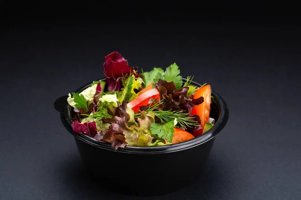 黒い背景にソースなしの野菜とハーブのプレート ミックス スナック — ストック写真