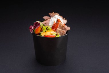 Asya dilimlenmiş biftek salatası biber ve sebze siyah arka plan üzerine. Stüdyo vurdu