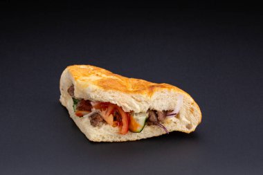 siyah arka plan üzerinde Pide Kebap