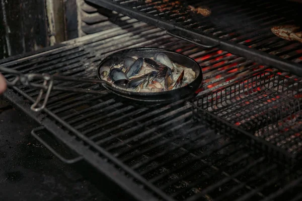 牡蠣と揚げパン - ストーブ火災の背景にエビを調理 — ストック写真