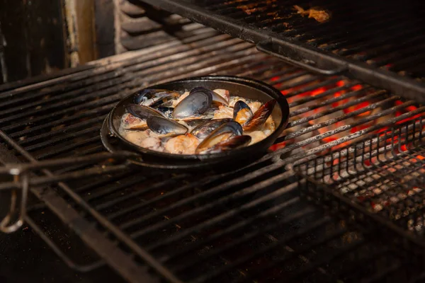 牡蠣と揚げパン - ストーブ火災の背景にエビを調理 — ストック写真