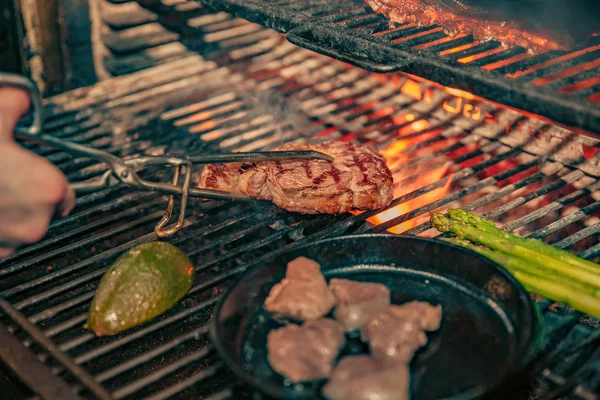 誰かおいしいステーキの火で調理を回してのクローズ アップ — ストック写真