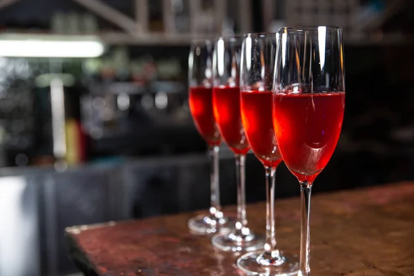Beautifull copos de champanhe na mesa no fundo do restaurante. Festa com champanhe vermelho — Fotografia de Stock