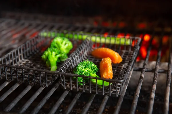 I broccoli alla griglia e le carote in fiamme — Foto Stock