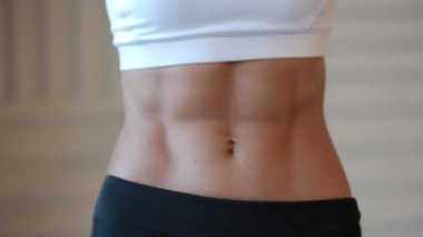 Vücut parçası. Genç güzel kadın stüdyoda poz bir spor iç çamaşırı