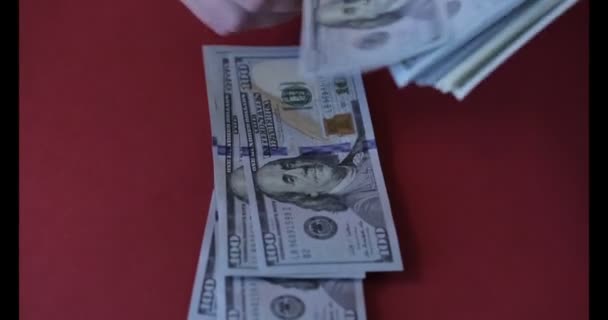 Weergave Van Een Vrouw Tellen Veel Amerikaanse 100 Rekeningen Dollar — Stockvideo