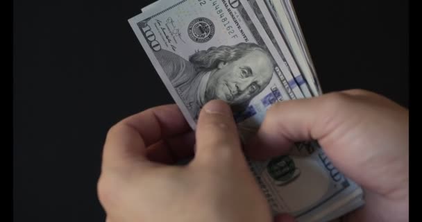Vista Uma Mulher Contando Muitos Americanos 100 Notas Dólares — Vídeo de Stock