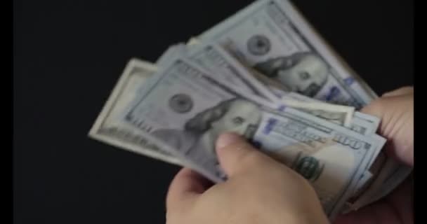 Weergave Van Een Vrouw Tellen Veel Amerikaanse 100 Rekeningen Dollar — Stockvideo