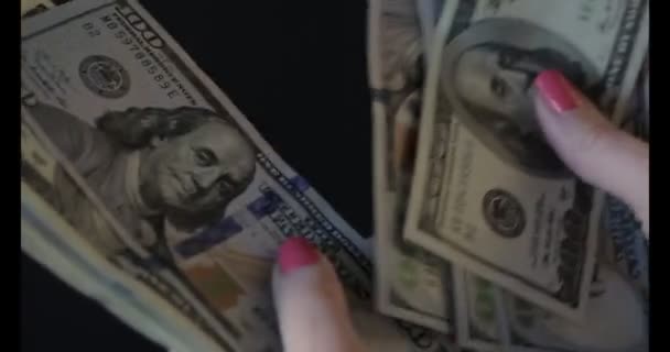 Weergave Van Een Vrouw Tellen Veel Amerikaanse 100 Rekeningen Dollar — Stockvideo